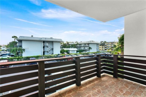 Condo in Miami, Florida, 1 bedroom  № 1994792 - photo 25