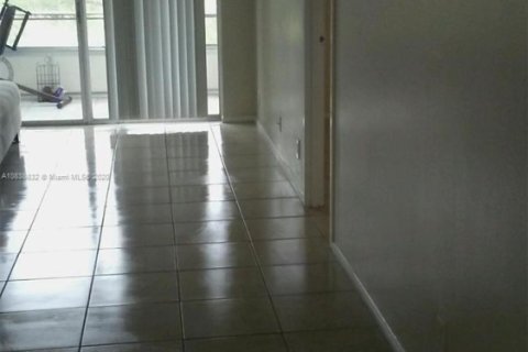 Condo in Tamarac, Florida, 2 bedrooms  № 1978949 - photo 2