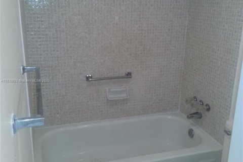 Condo in Tamarac, Florida, 2 bedrooms  № 1978949 - photo 5