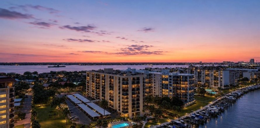 Condo in Clearwater, Florida, 2 bedrooms  № 2310593
