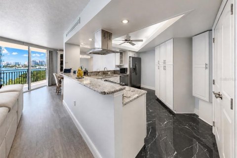 Condo in Clearwater, Florida, 2 bedrooms  № 2310593 - photo 16