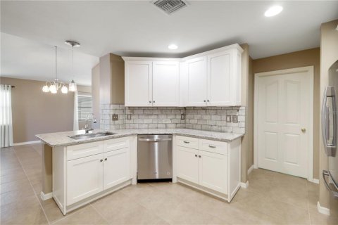 House in Lehigh Acres, Florida 2 bedrooms, 125.7 sq.m. № 1651669 - photo 24