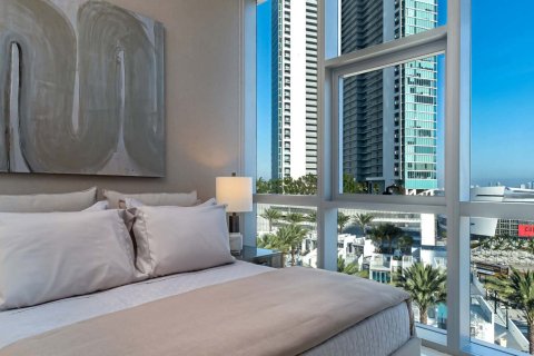 Penthouse in PARAMOUNT WORLD CENTER  in Miami, Florida 4 bedrooms, 406 sq.m. № 26578 - photo 1