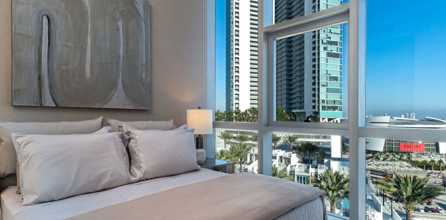 Penthouse in PARAMOUNT WORLD CENTER in Miami, Florida 4 bedrooms, 406 sq.m. № 26578