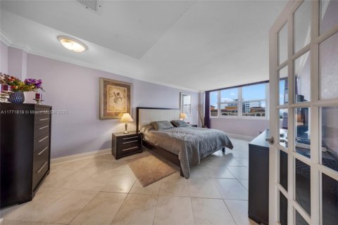 Купить кондоминиум в Халландейл-Бич, Флорида 2 спальни, 115.94м2, № 1692587 - фото 22