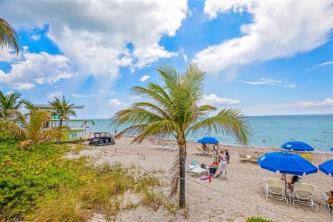 Купить кондоминиум в Халландейл-Бич, Флорида 2 спальни, 115.94м2, № 1692587 - фото 2