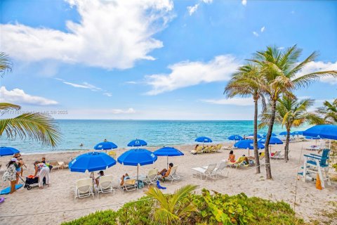 Купить кондоминиум в Халландейл-Бич, Флорида 2 спальни, 115.94м2, № 1692587 - фото 1