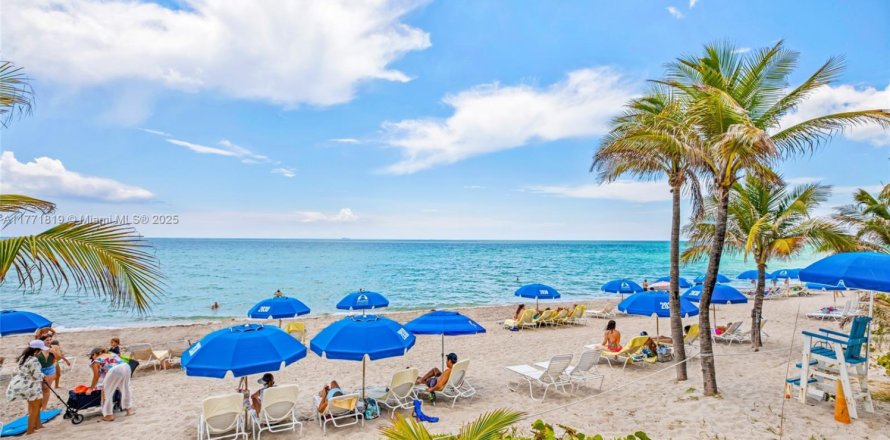 Condominio en Hallandale Beach, Florida, 2 dormitorios № 1692587