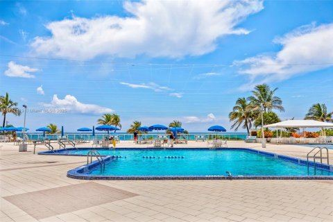 Купить кондоминиум в Халландейл-Бич, Флорида 2 спальни, 115.94м2, № 1692587 - фото 4