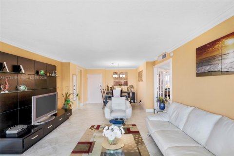 Купить кондоминиум в Халландейл-Бич, Флорида 2 спальни, 115.94м2, № 1692587 - фото 17