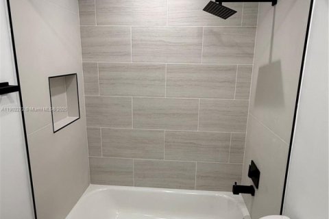 Townhouse in Miami, Florida 2 bedrooms, 95.69 sq.m. № 1953787 - photo 10