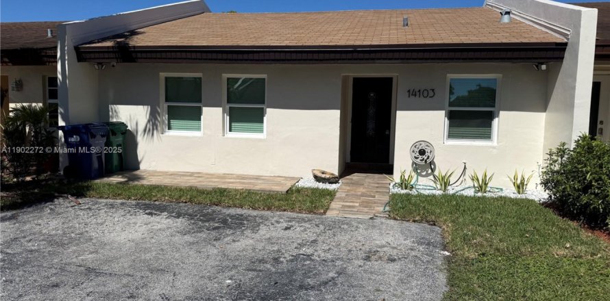 Townhouse in Miami, Florida 2 bedrooms, 95.69 sq.m. № 1953787