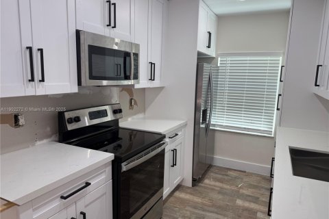 Townhouse in Miami, Florida 2 bedrooms, 95.69 sq.m. № 1953787 - photo 2