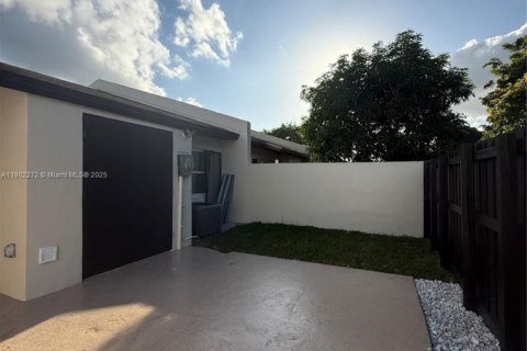 Townhouse in Miami, Florida 2 bedrooms, 95.69 sq.m. № 1953787 - photo 30