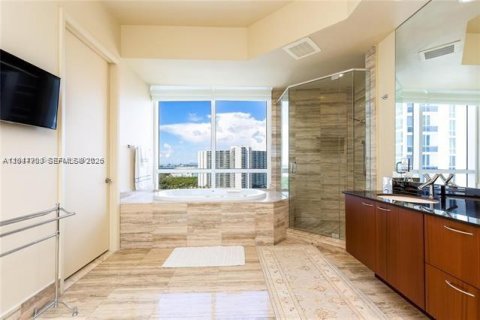Copropriété à louer à Sunny Isles Beach, Floride: 2 chambres, 216.18 m2 № 2283171 - photo 18