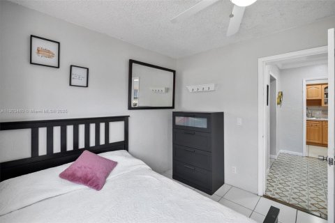 House in Miami, Florida 5 bedrooms, 167.69 sq.m. № 2039673 - photo 8