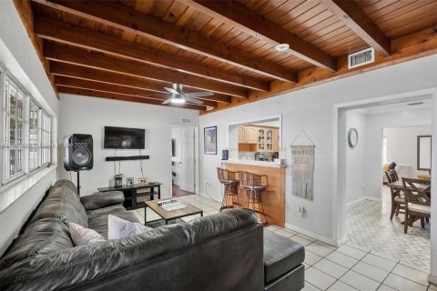 House in Miami, Florida 5 bedrooms, 167.69 sq.m. № 2039673 - photo 14