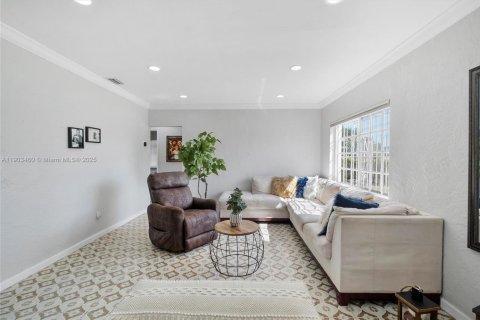 House in Miami, Florida 5 bedrooms, 167.69 sq.m. № 2039673 - photo 3