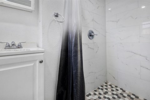 House in Miami, Florida 5 bedrooms, 167.69 sq.m. № 2039673 - photo 12