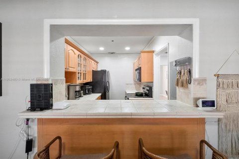 House in Miami, Florida 5 bedrooms, 167.69 sq.m. № 2039673 - photo 15