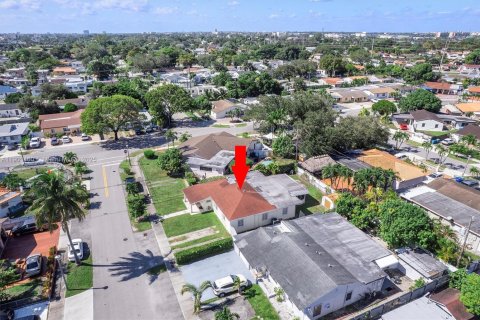 House in Miami, Florida 5 bedrooms, 167.69 sq.m. № 2039673 - photo 29