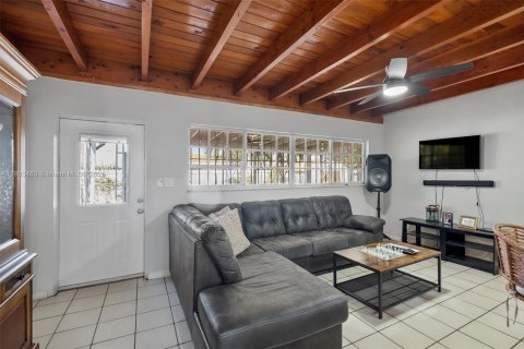 House in Miami, Florida 5 bedrooms, 167.69 sq.m. № 2039673 - photo 13