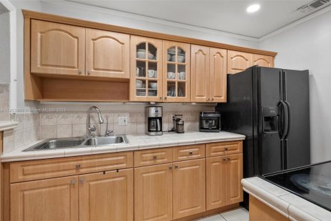 House in Miami, Florida 5 bedrooms, 167.69 sq.m. № 2039673 - photo 6