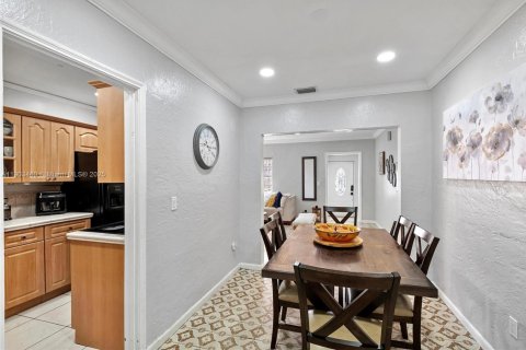 House in Miami, Florida 5 bedrooms, 167.69 sq.m. № 2039673 - photo 5