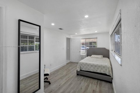 House in Miami, Florida 5 bedrooms, 167.69 sq.m. № 2039673 - photo 10