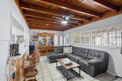 House in Miami, Florida 5 bedrooms, 167.69 sq.m. № 2039673 - photo 16