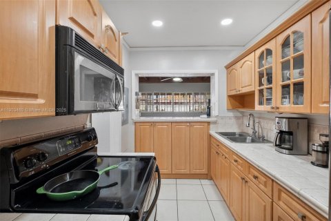 House in Miami, Florida 5 bedrooms, 167.69 sq.m. № 2039673 - photo 7