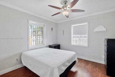 House in Miami, Florida 5 bedrooms, 167.69 sq.m. № 2039673 - photo 17