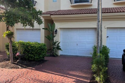 Снять в аренду таунхаус в Дирфилд-Бич, Флорида 2 спальни, 148.64м2, № 1142254 - фото 1