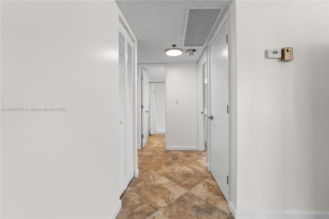 Condo in Aventura, Florida, 2 bedrooms  № 1961970 - photo 11
