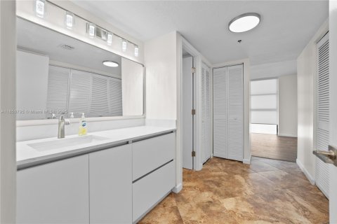Condo in Aventura, Florida, 2 bedrooms  № 1961970 - photo 19
