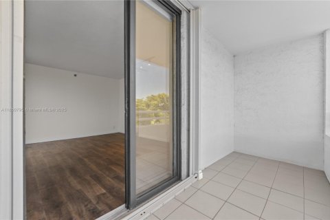 Condo in Aventura, Florida, 2 bedrooms  № 1961970 - photo 27