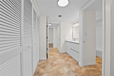 Condo in Aventura, Florida, 2 bedrooms  № 1961970 - photo 23
