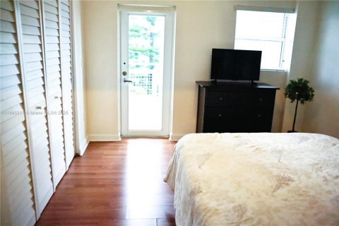 Condo in Miami, Florida, 2 bedrooms  № 2014228 - photo 11