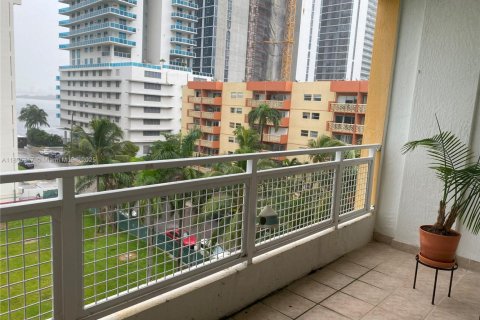 Condo in Miami, Florida, 2 bedrooms  № 2014228 - photo 15