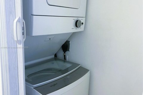 Condo in Miami, Florida, 2 bedrooms  № 2014228 - photo 20