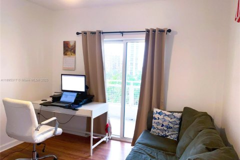 Condo in Miami, Florida, 2 bedrooms  № 2014228 - photo 13