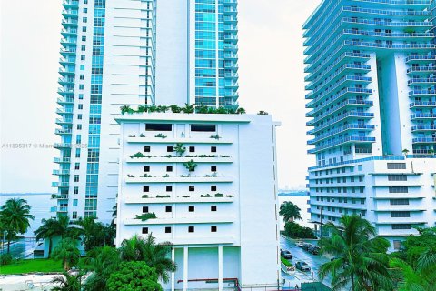 Condo in Miami, Florida, 2 bedrooms  № 2014228 - photo 2