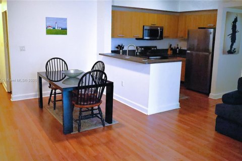 Condo in Miami, Florida, 2 bedrooms  № 2014228 - photo 6