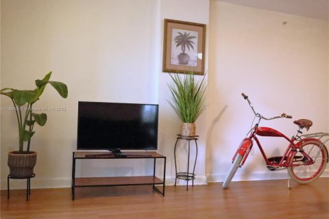 Condo in Miami, Florida, 2 bedrooms  № 2014228 - photo 10