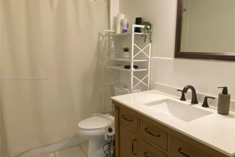 Condo in Miami, Florida, 2 bedrooms  № 2014228 - photo 19