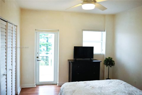 Condo in Miami, Florida, 2 bedrooms  № 2014228 - photo 12