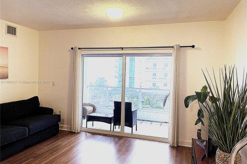 Condo in Miami, Florida, 2 bedrooms  № 2014228 - photo 9