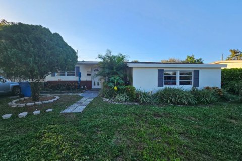 House in Oakland Park, Florida 3 bedrooms, 128.95 sq.m. № 2022019