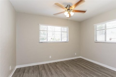 House in Saint Petersburg, Florida 3 bedrooms, 188.31 sq.m. № 1872866 - photo 10