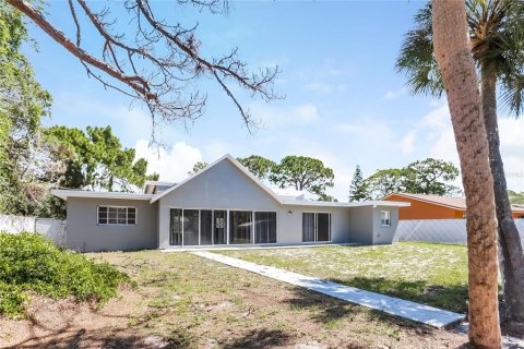 House in Saint Petersburg, Florida 3 bedrooms, 188.31 sq.m. № 1872866 - photo 15